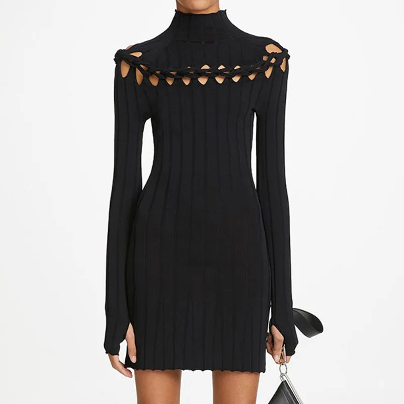 

Женское трикотажное облегающее платье-свитер с вырезами