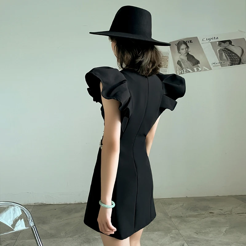 Женское мини-платье TWOTWINSTYLE черное платье с рюшами и круглым вырезом без рукавов