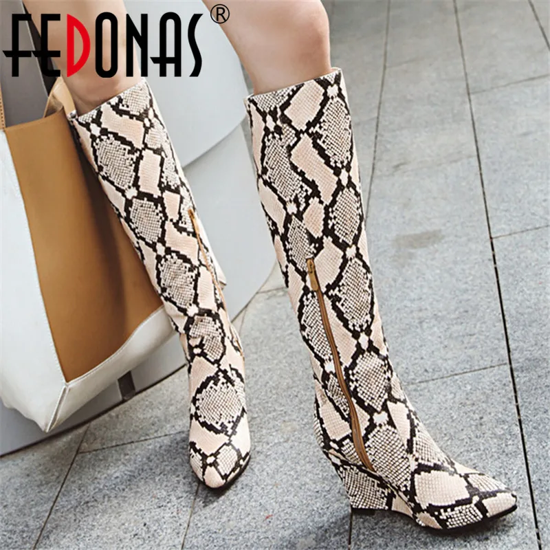 Женские высокие сапоги FEDONAS теплые до колена на танкетке обувь для ночного клуба