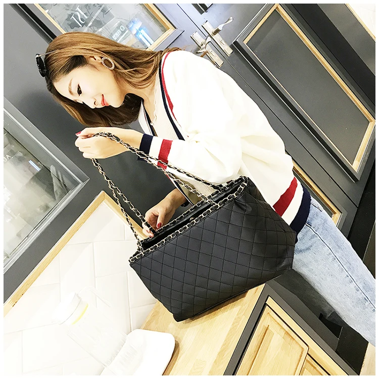 Женская сумка Большая вместительная кожаная кошелек черная стеганая через плечо