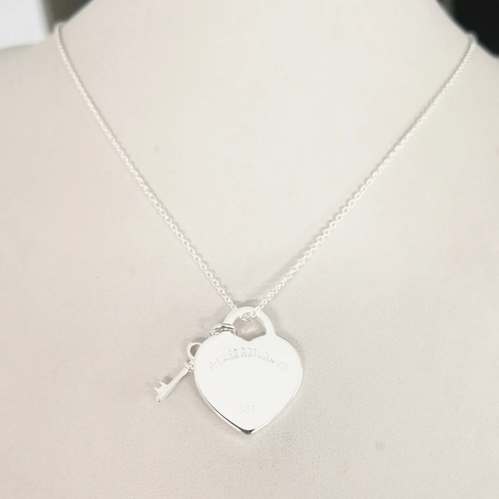 

1:1 ladies sterling silver S925 classic popular silver heart-shaped silver key pendant necklace jewelry couple holiday gift