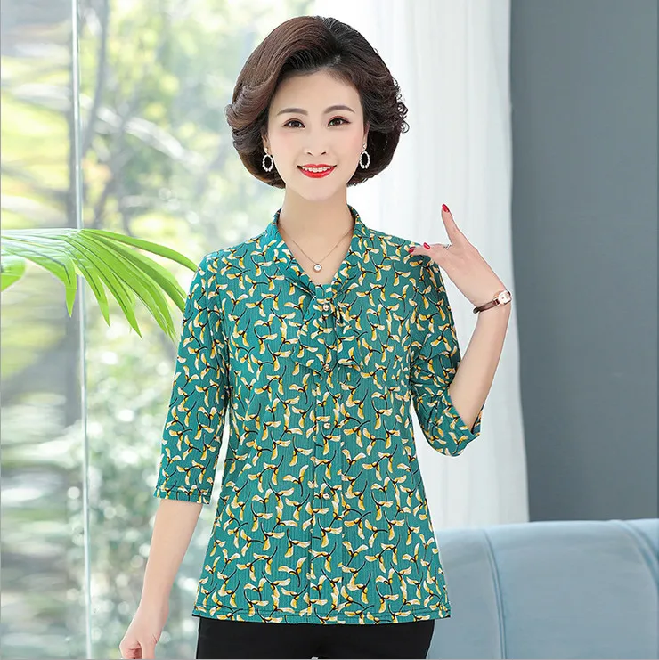 Женская летняя футболка с круглым вырезом полурукавом и цветочным