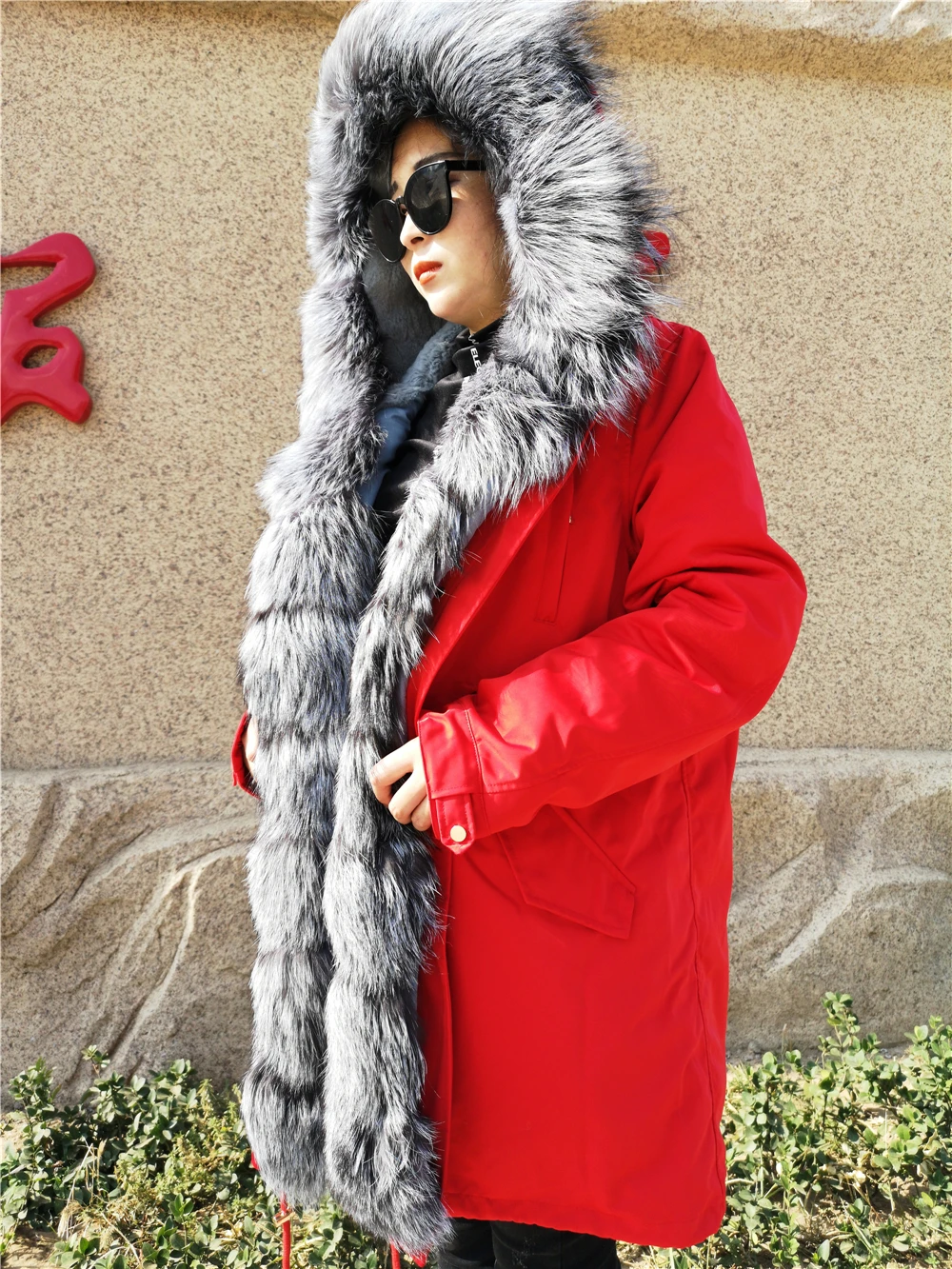 Парка женская зимняя с натуральным мехом капюшоном и воротником из лисьего