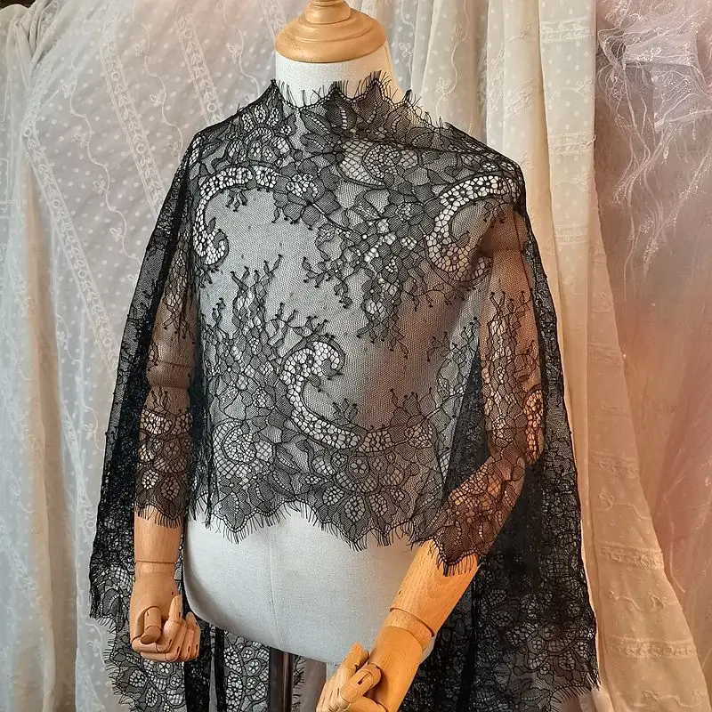 Кружевная отделка по краю платья 43 цвета в наличии 33 см ширина 300 за штуку |