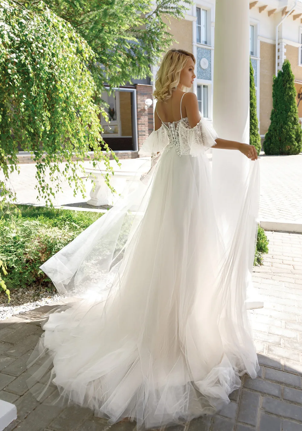 

2020 Wedding Dresses Spaghetti Straps Lace Appliques Bridal Gowns Custom Made Lace-up Back Sweep Train A Line Wedding Dress