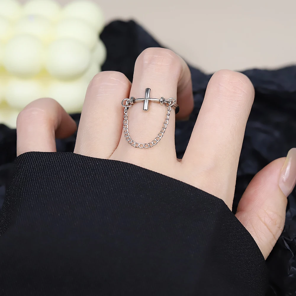 Темпераментное ретро кольцо с металлической текстурой в стиле хип-хоп