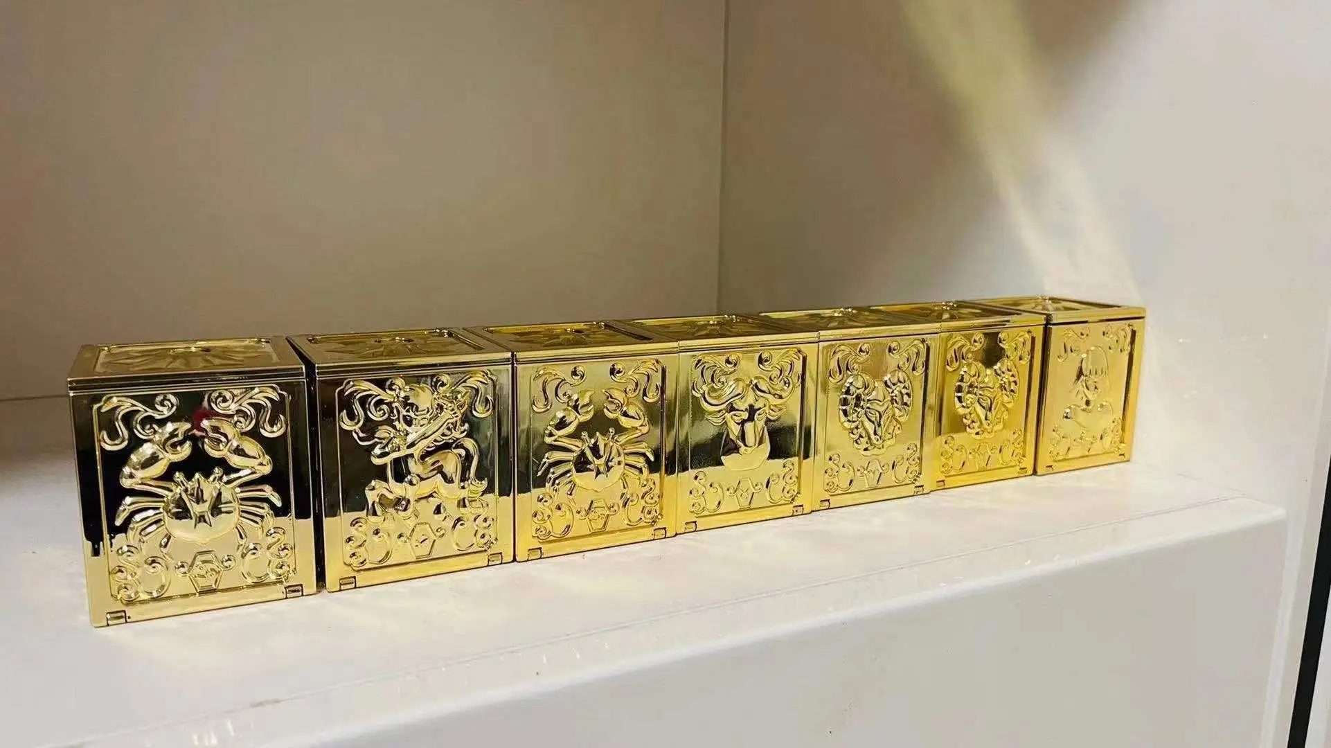 Чемодан RH 12 с изображением золотых святых бокс из ткани мифа Сейи созвездий