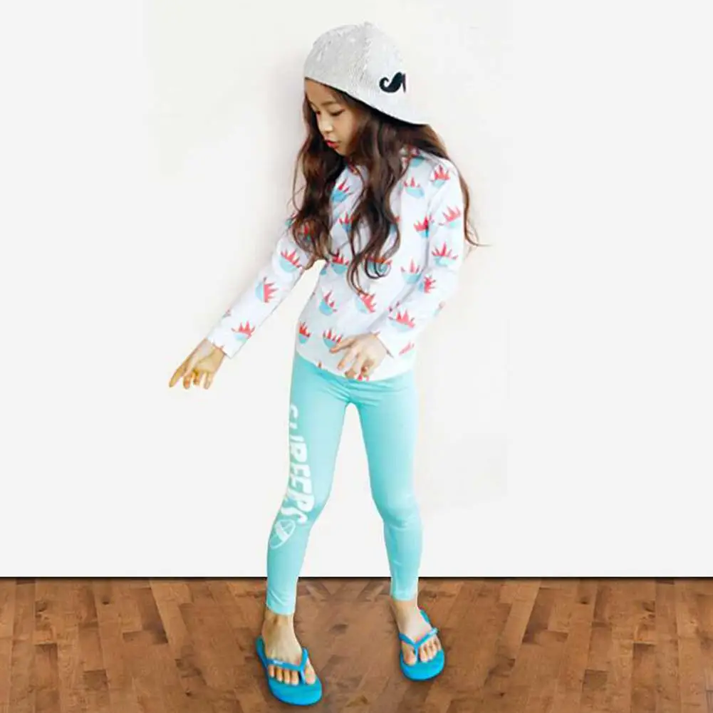 Детский купальник из двух предметов с буквенным принтом размера 4XL длинными