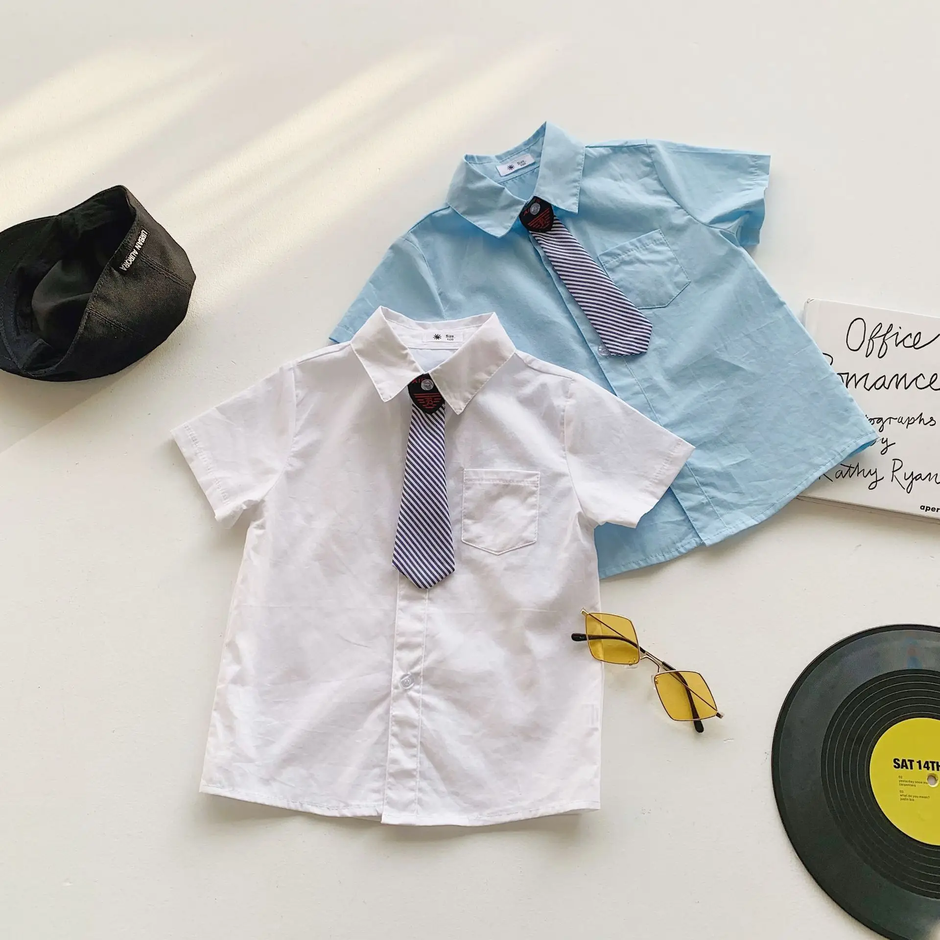 

Одежда для мальчиков в студенческом стиле белая рубашка 2021 новые летние Корейский стиль Рубашка с галстуком для маленьких мальчиков футбол...