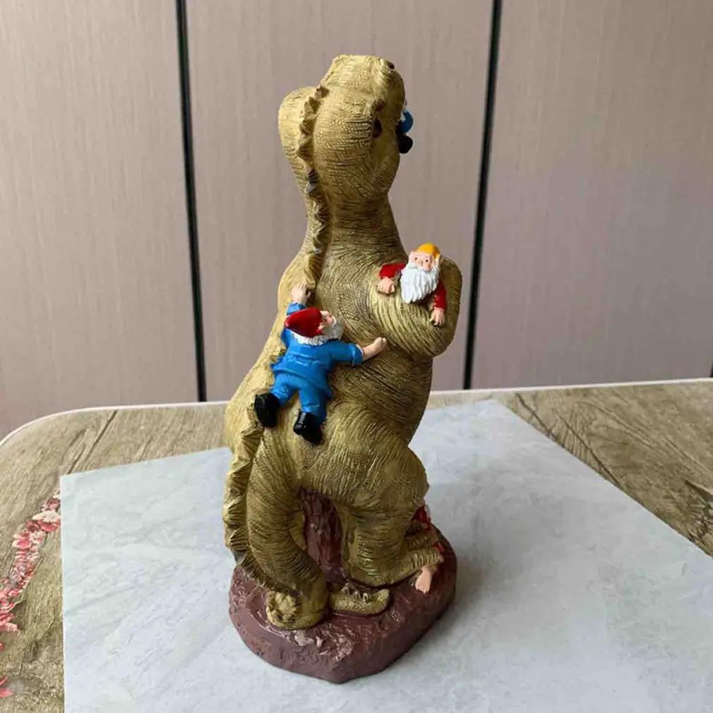 Гном, кормящийся дварф-динозавром, садовое искусство на открытом воздухе, статуэтка из смолы, творческий подарок, украшения.