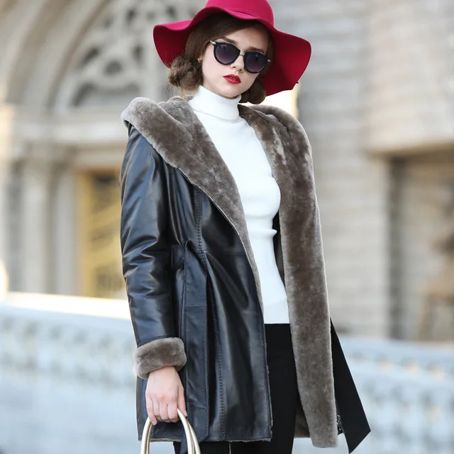 Женская куртка из натуральной кожи черная теплая приталенная овечьей с