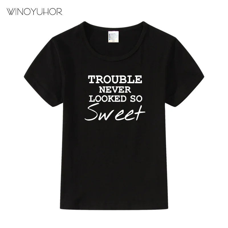 

Футболка с принтом надписи и надписью «Never Look So Sweet»