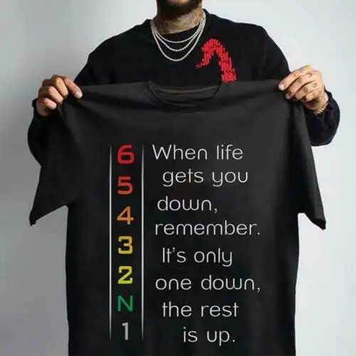 Когда жизнь сводит вас с ума помните что это только одна мужская футболка