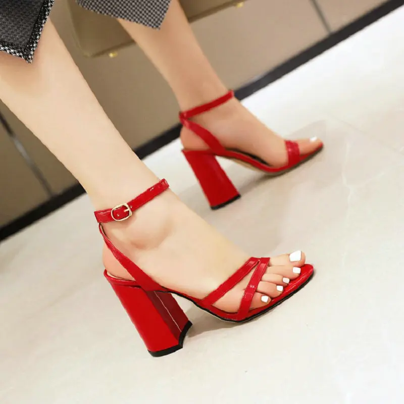 Женские сандалии гладиаторы из лакированной искусственной кожи с открытым