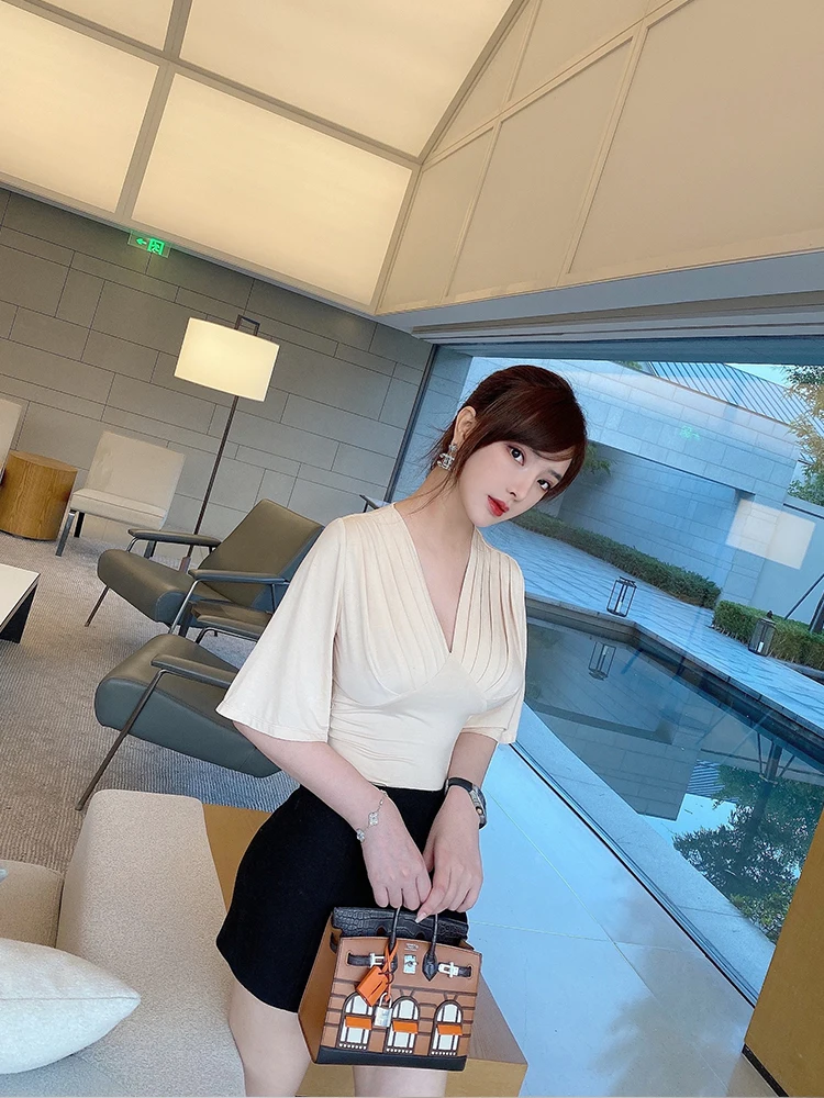 

early autumn V-neck elegant canopy top with flared sleeves and thin pleated T-shirt
