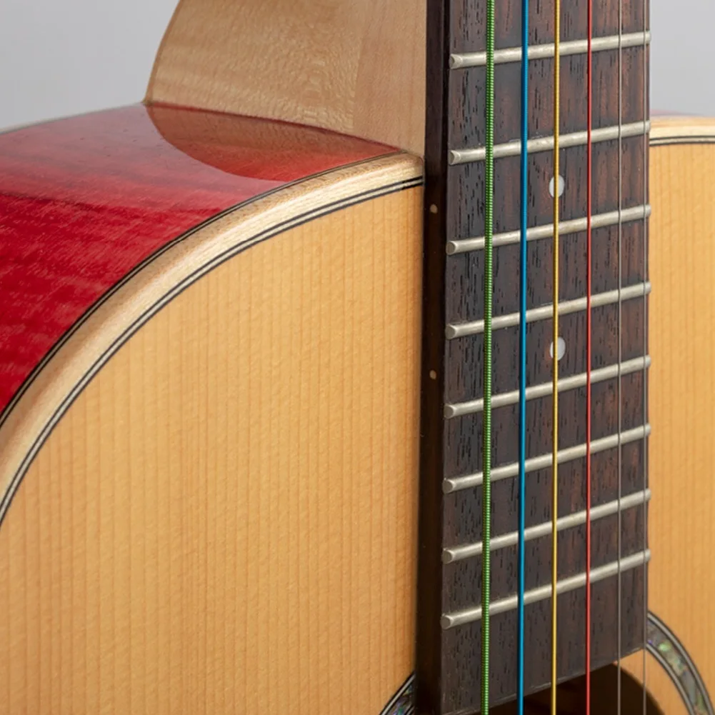 золотые струны для электрогитары. струны для классической гитары. разные струны. никелевые струны для акустической гитары. красивые гитары.