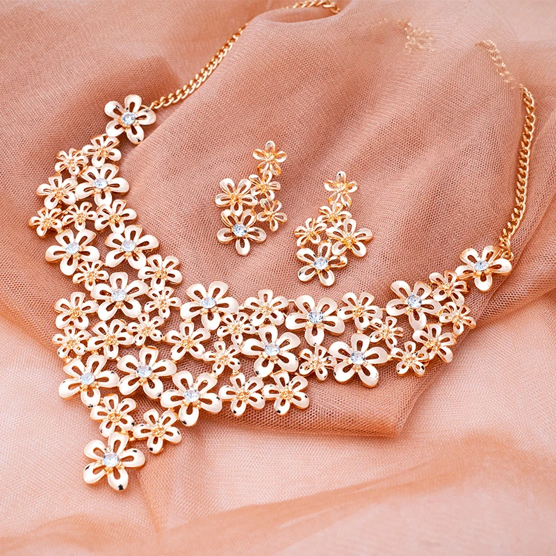 Женский ювелирный комплект набор из сережек и ожерелья золотистого цвета с