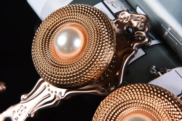 

2Pcs/Set High Quality Luxury Fashion European Curtain Hooks Holder Hanger Display Rack Metal Wall Hook Curtain Accessories