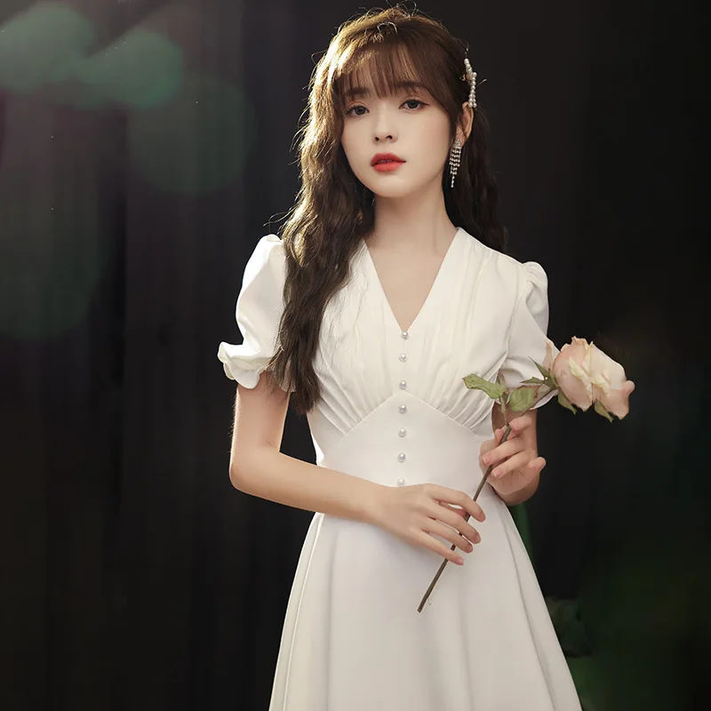 Белое вечернее платье с V-образным вырезом жемчужинами узкое элегантное подружки