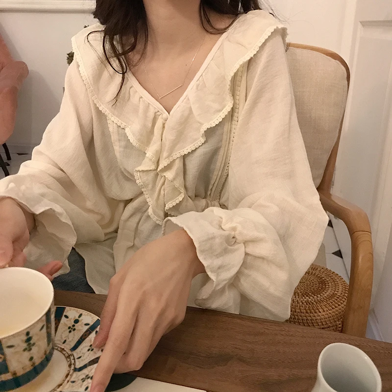 

2021 Women Spring Petal Sleeve V Neck Ruffles Loose Blouse Slim Waist Shirt Lace Lace-patchwork Tops with Buttons