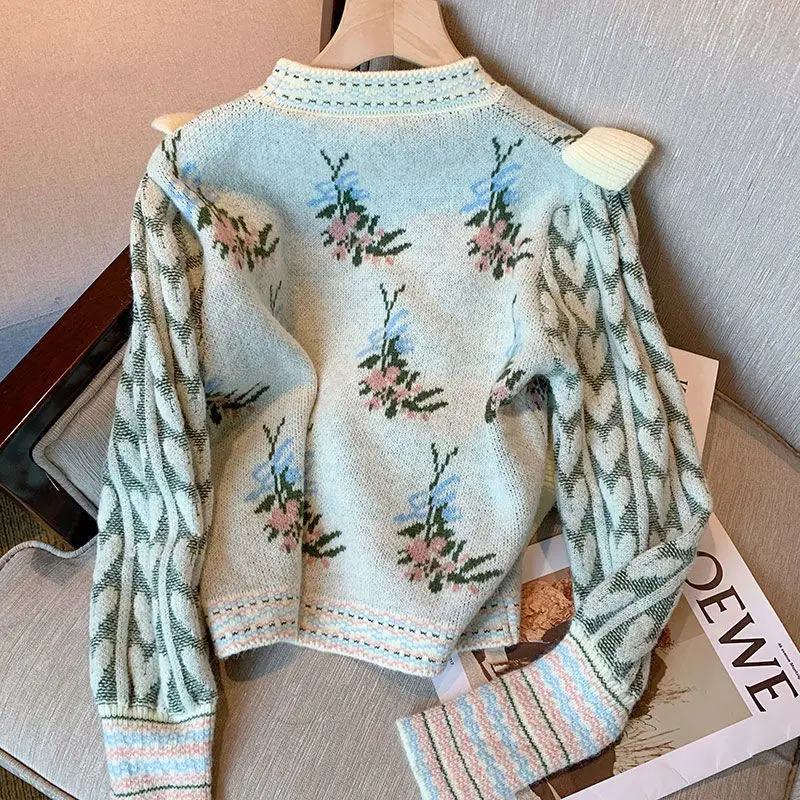 Женский трикотажный свитер с вышивкой и рюшами