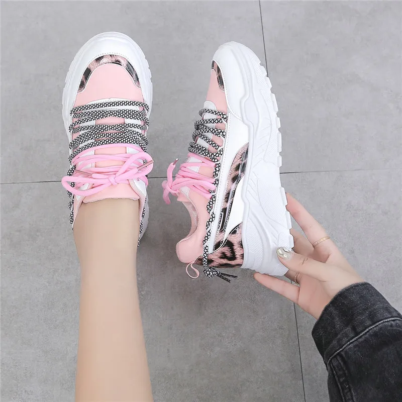 Женские кроссовки с леопардовым принтом модные на платформе со шнуровкой