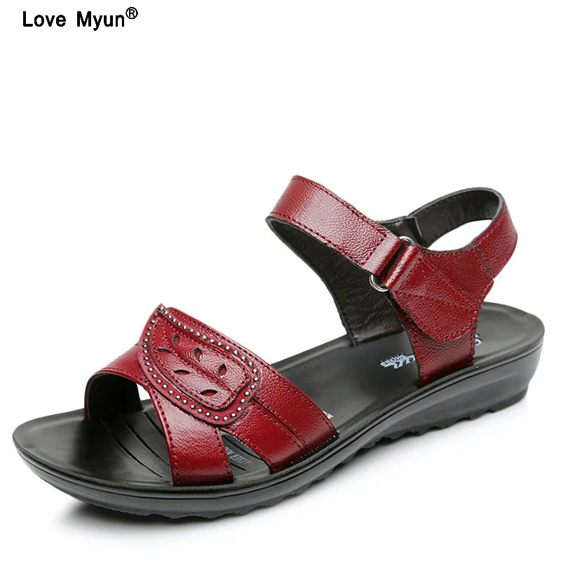 Новые летние модные женские сандалии Кожаные на плоской подошве для мам Удобные