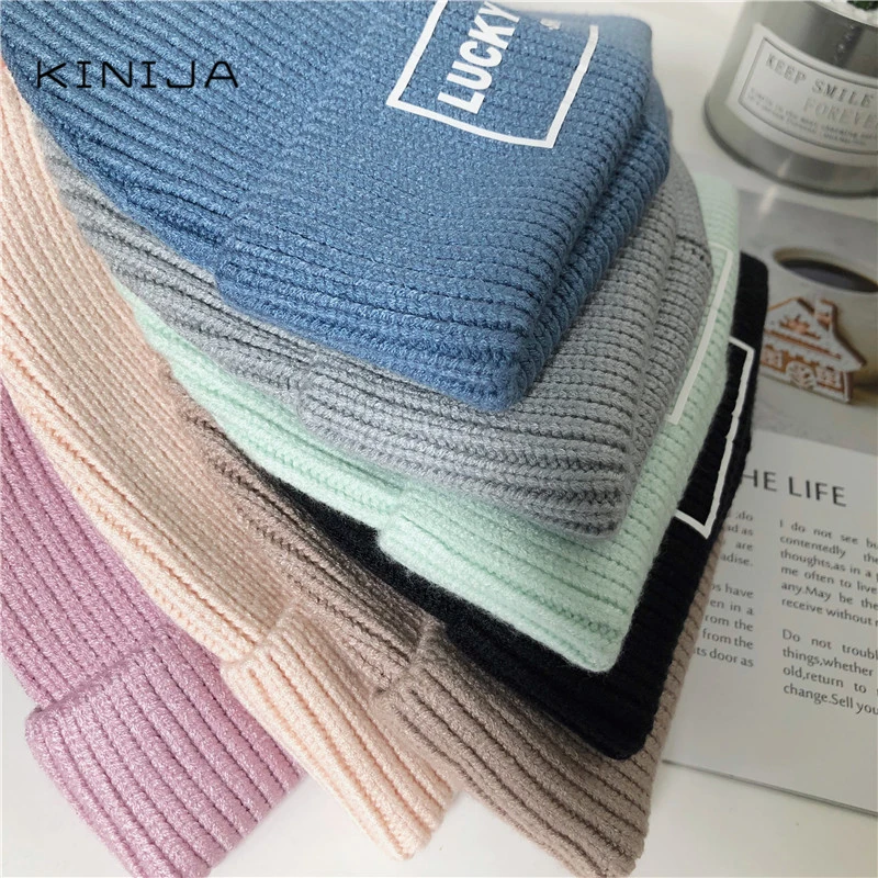 Женская шапка с буквенным принтом черепом осенняя теплая вязаная однотонная