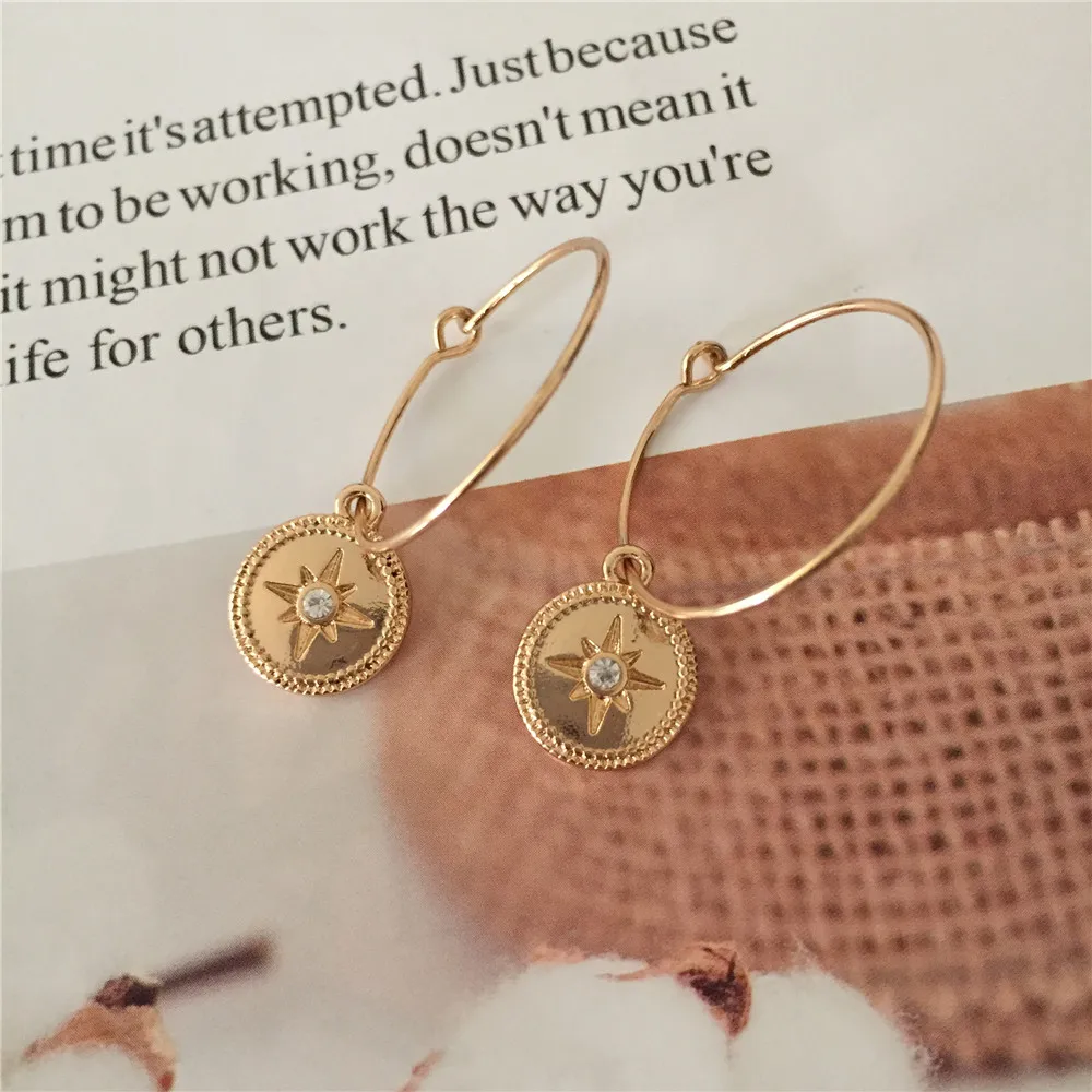 Шикарные серьги золотого цвета покрытые Круглым Диском с прозрачным камнем в