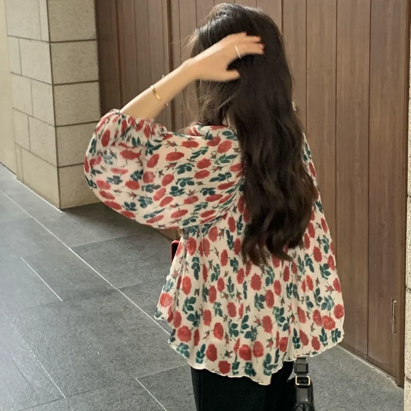

KUSAHIKI Floral Chiffon Women Blouse Causal Puff Sleeve V-neck Shirts Summer Korean Folds Blusas Mujer De Moda 2021 Verano 6J553