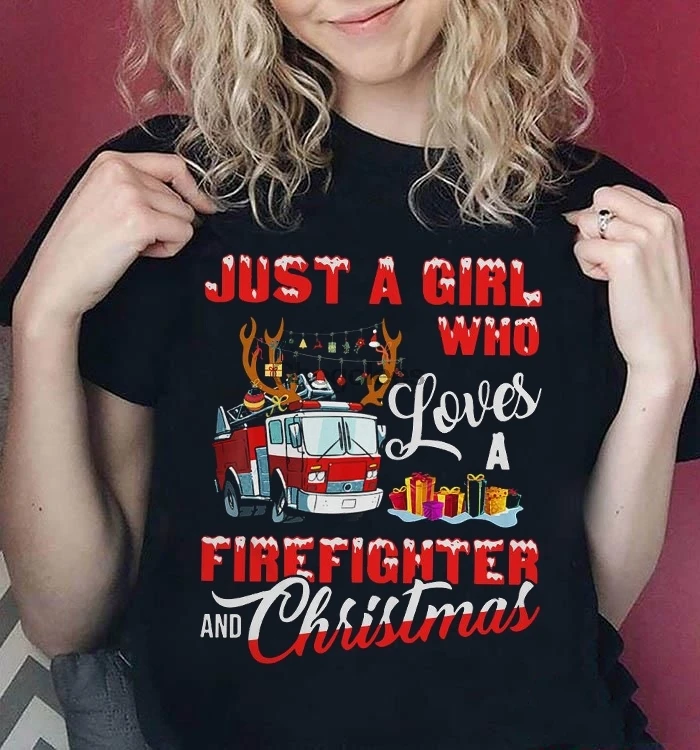 Просто девушка которая любит свой пожарный и Рождественский подарок рубашка -