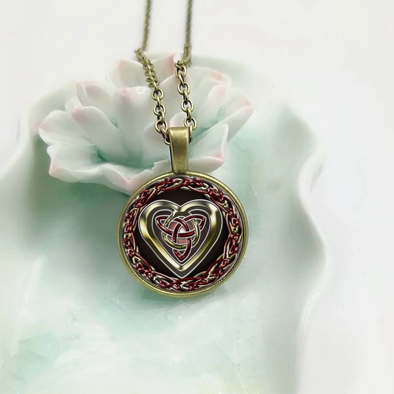 

2019 New Fashion Celtic Heart Glass Pendant Necklace High Quality Necklace,