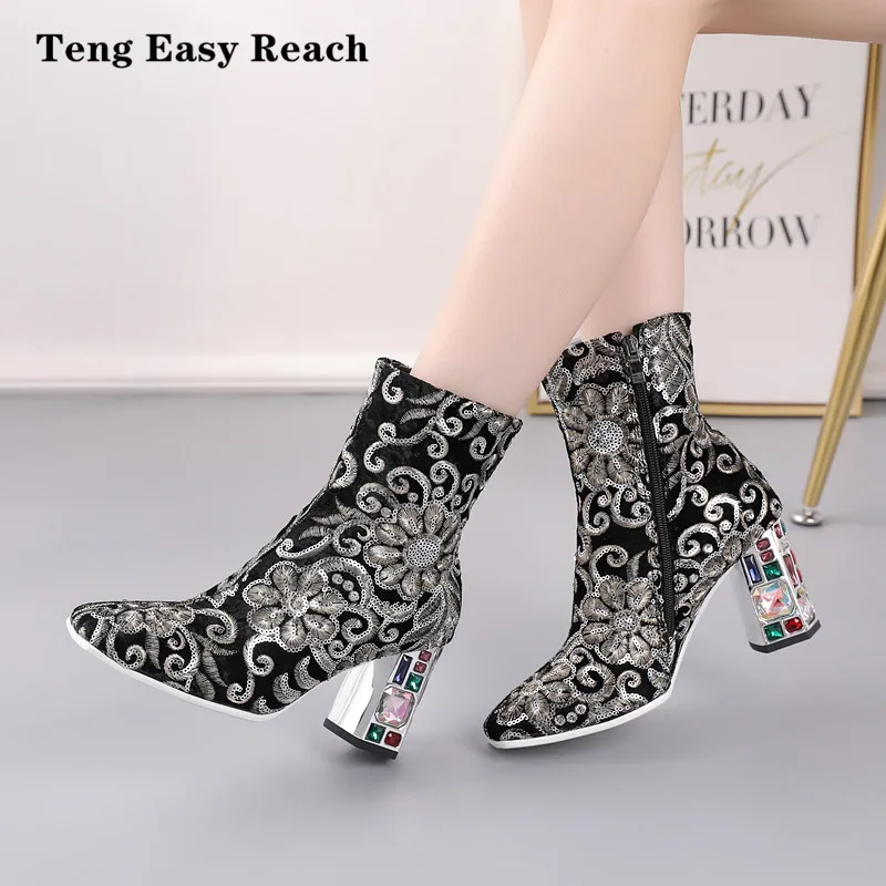 

Женские короткие ботинки с цветочным принтом; Высококачественные зимние женские ботинки на высоком каблуке со стразами; botines mujer; Размеры ...