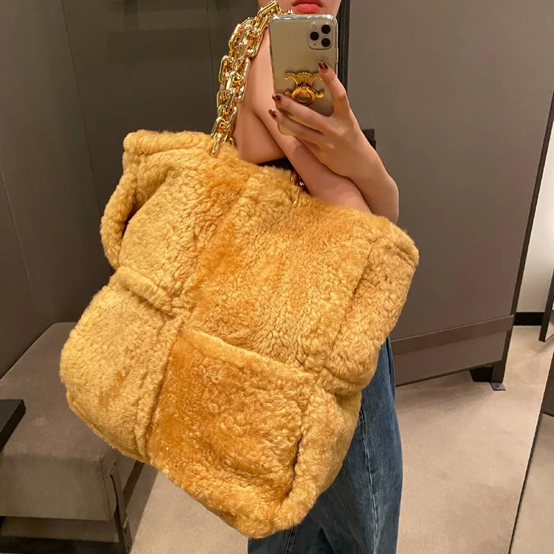 

Designer Lambswool Big Tote Women Shoulder Bag Fashion Woven Plush Handbag Large Capacity Faux Fur Chains Shopper Purse Female