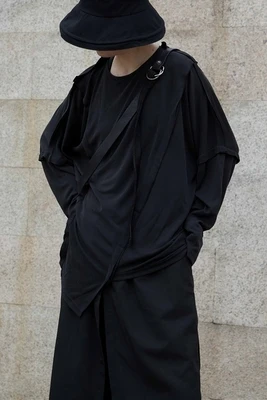 Осенняя Асимметричная простроченная футболка черного цвета с маленьким