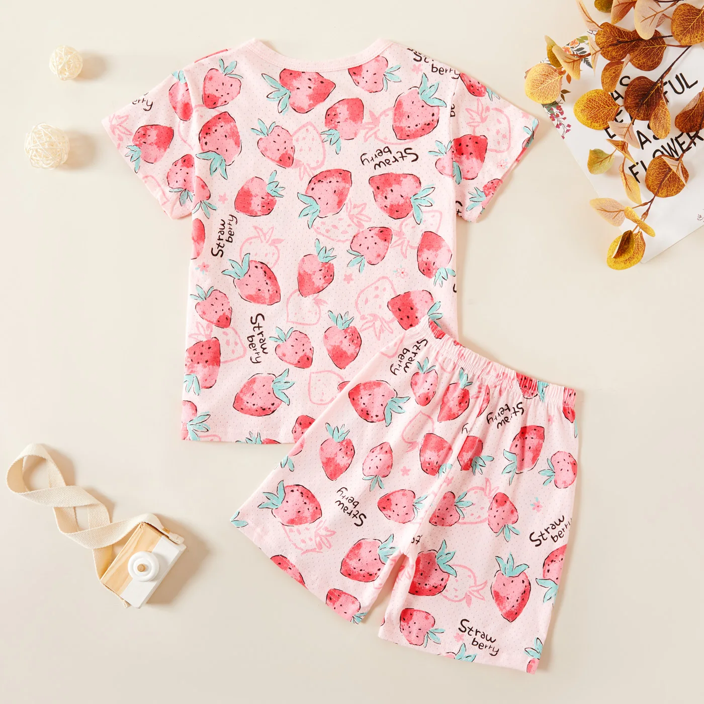 

PatPat 2021 New Summer Kids Girl Strawberry Allover Print Tee and Shorts Set