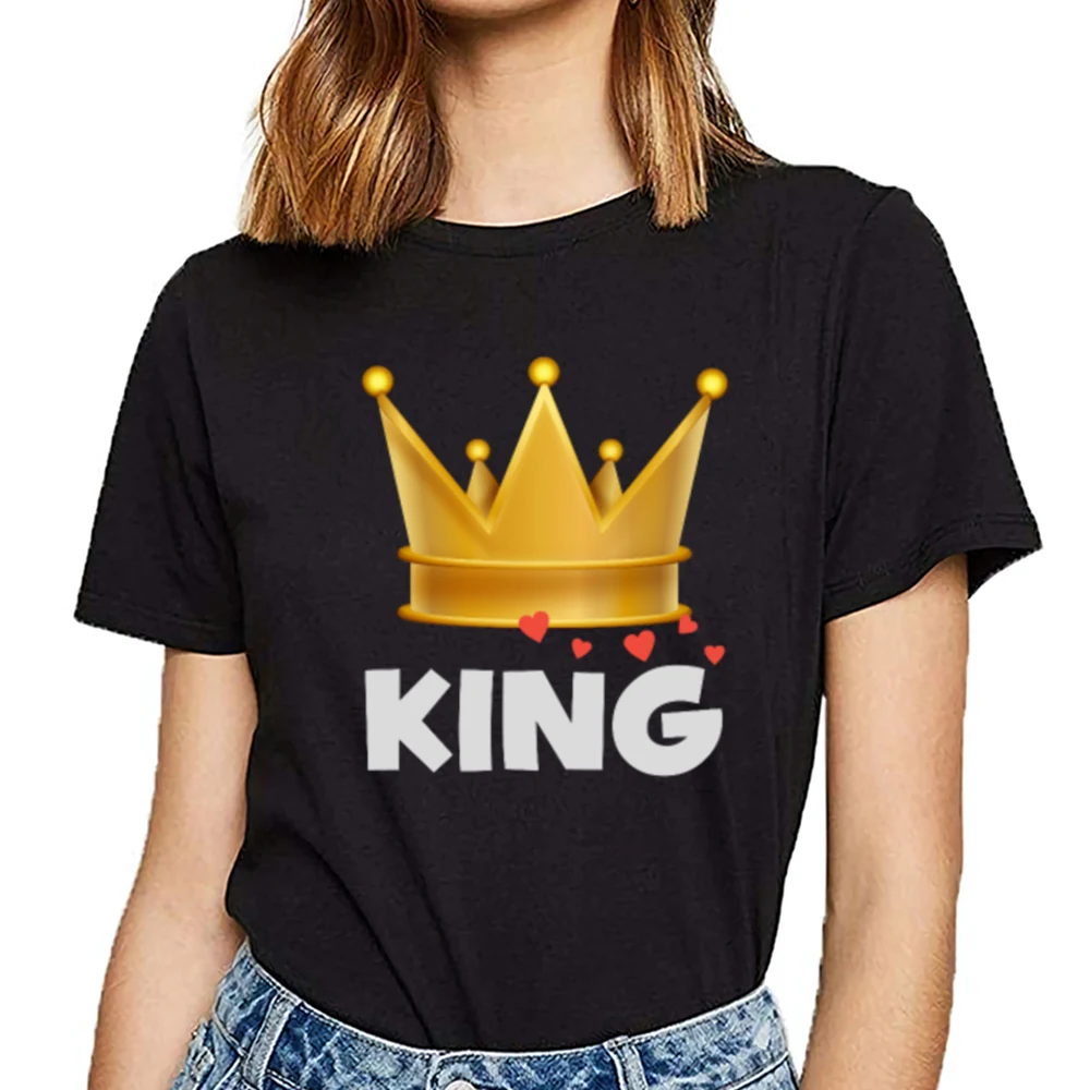 

Женская короткая футболка с надписью «king and queen»