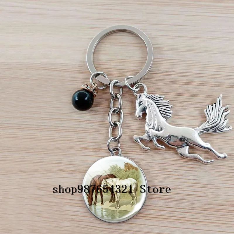 Брелок с изображением животных бегущей лошади из стекла кабошоном на сумку
