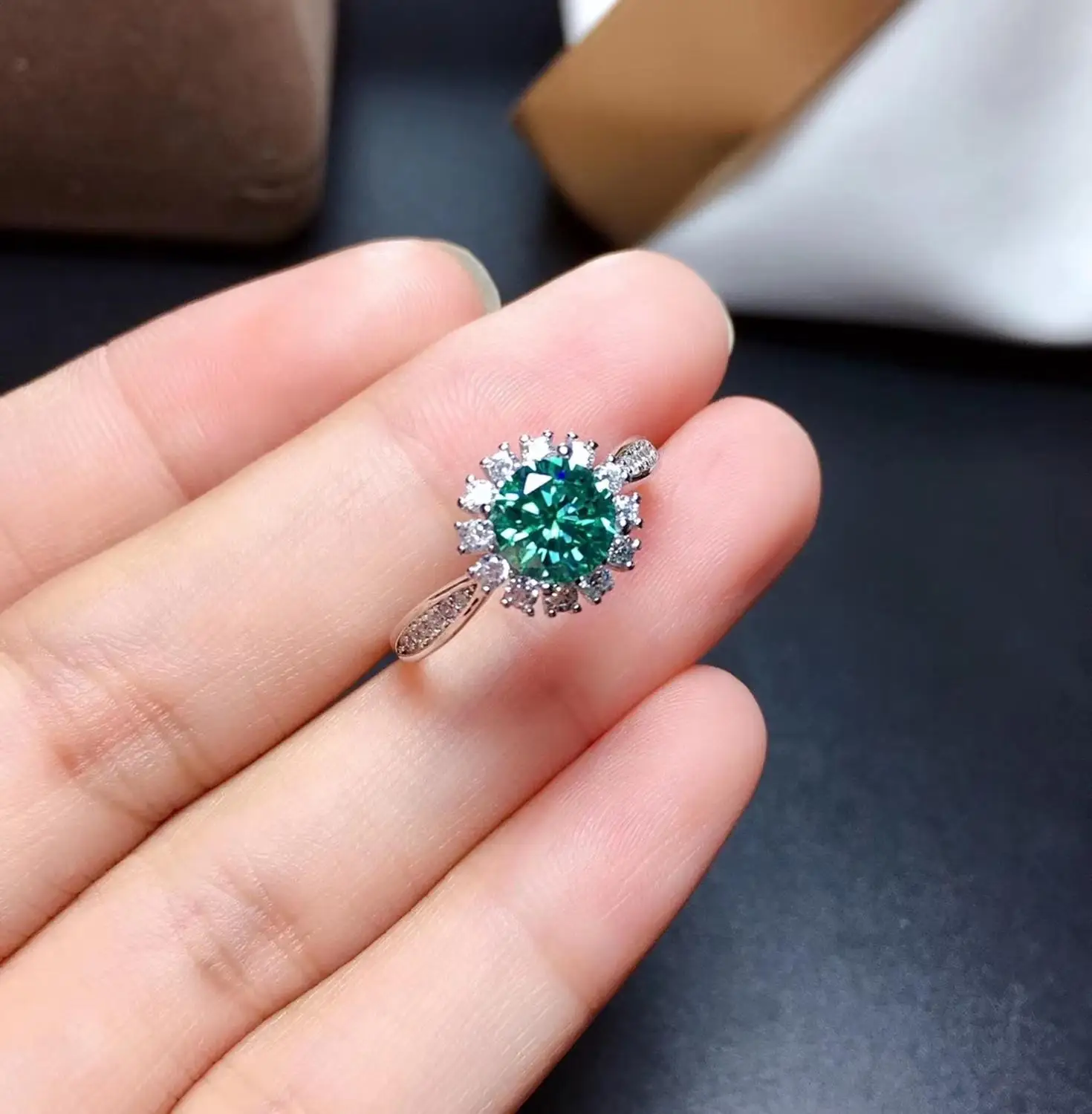 Хрустящее зеленое кольцо из муассанита с драгоценным камнем для женщин