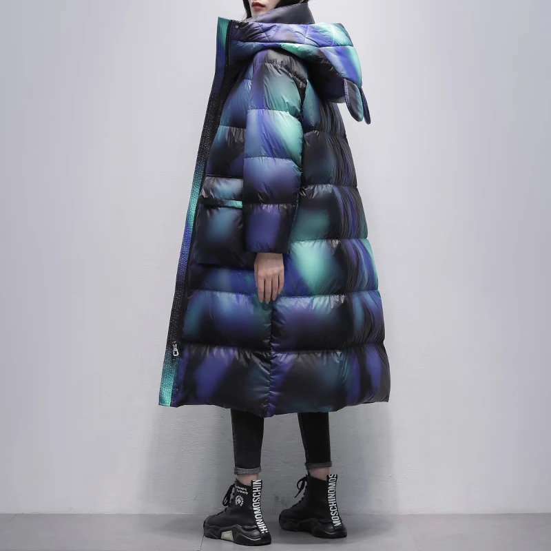 Женская куртка на белом утином пуху с градиентным переходом цвета длинная