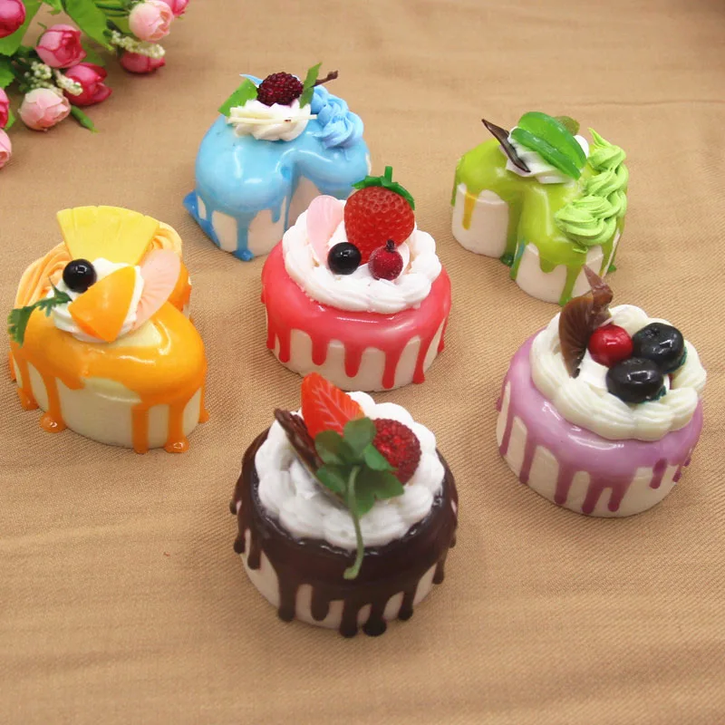 Искусственный десерт маленькие пирожные искусственное украшение еды фотография