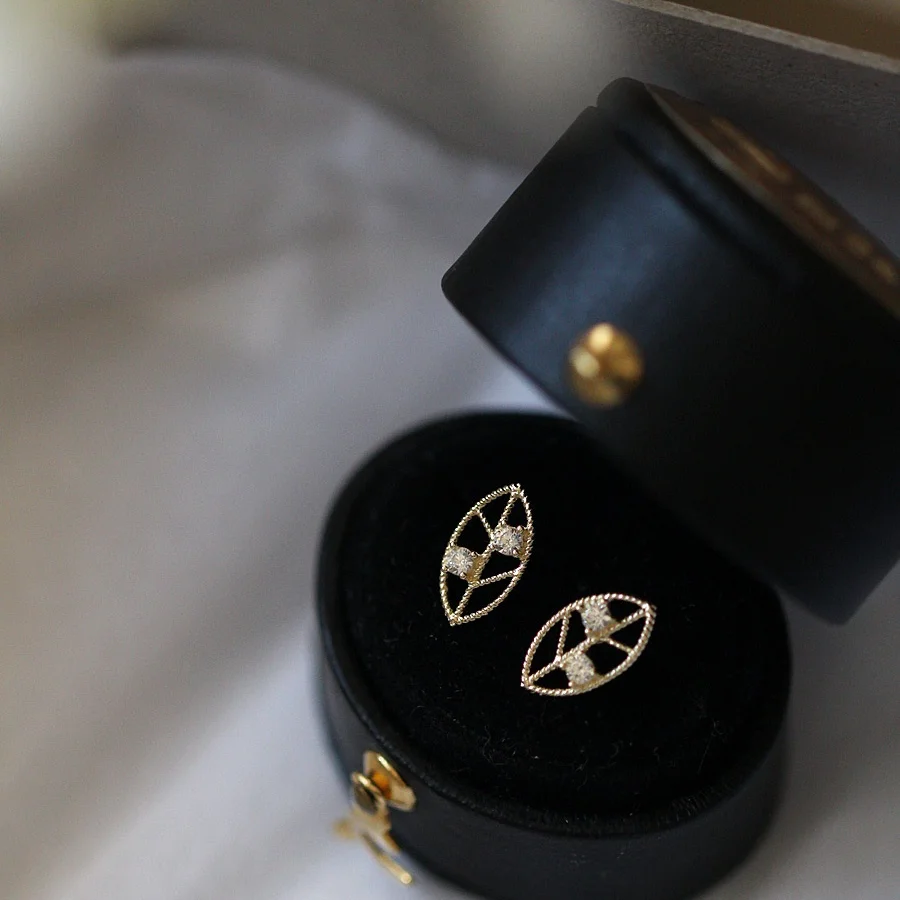 

Retro Bohemian Style Hollow Out Leaf Stud Earring Trendy Girl CZ White Zircon Gold Earring Korean Lady Daily Collocation Jewelry