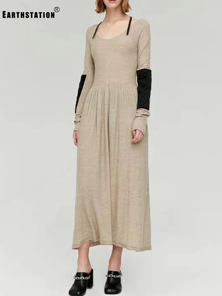 Женское трикотажное платье с воротником халтером контрастных цветов поясом