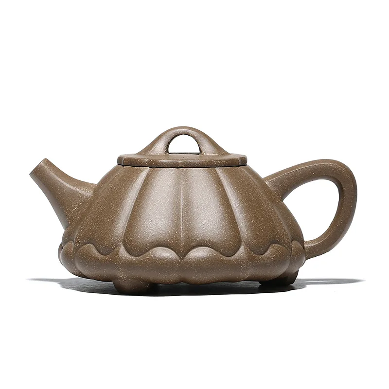 

The stone Ladybug teapot with rib pattern is completely handmade. The clay Ladybug teapot in the raw ore section is a household