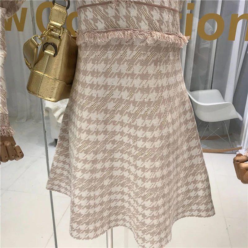 Женское трикотажное платье с V-образным вырезом длинным рукавом и кисточками -