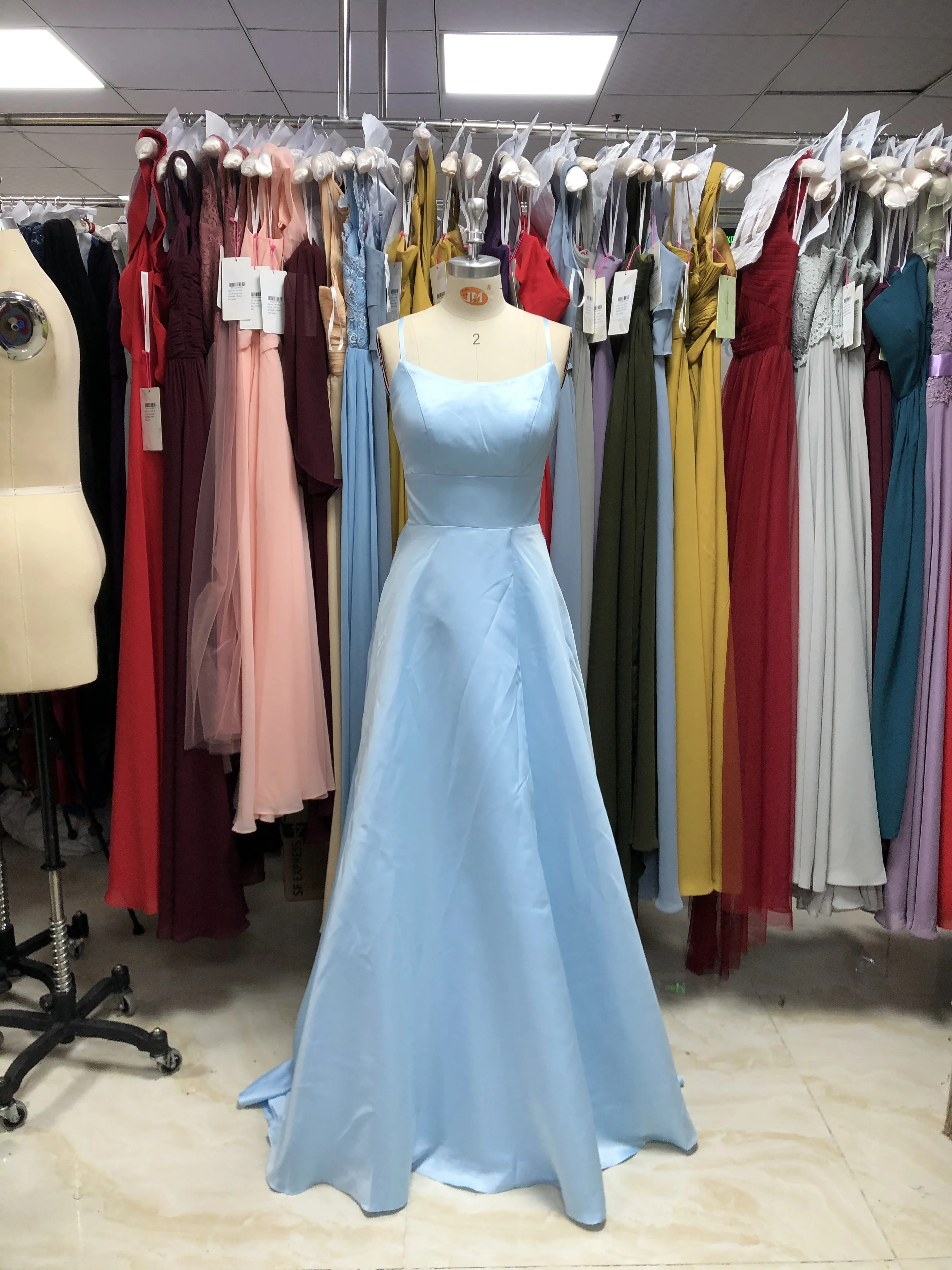 Зимнее длинное атласное вечернее платье с разрезом новинка 2022 модное элегантное