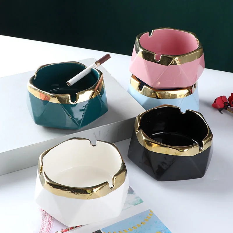 

European Ceramic Ashtray Creative Home Living Room Office with Lid Ashtray Gift for Boyfriend Home Decoration Accessories Modern
