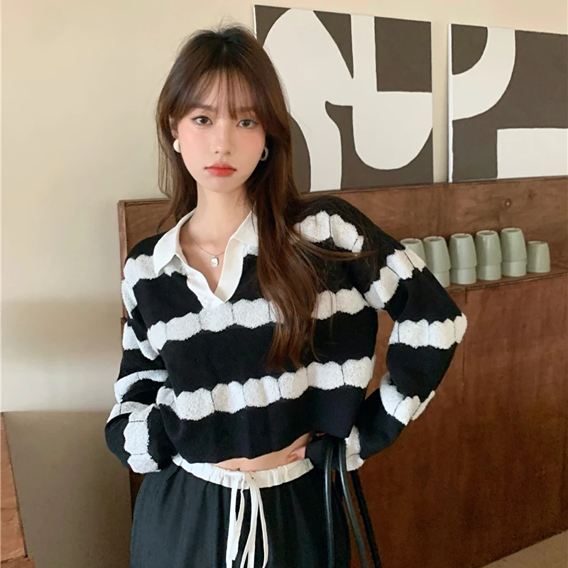 Женский трикотажный укороченный свитер в полоску черный или белый Повседневный