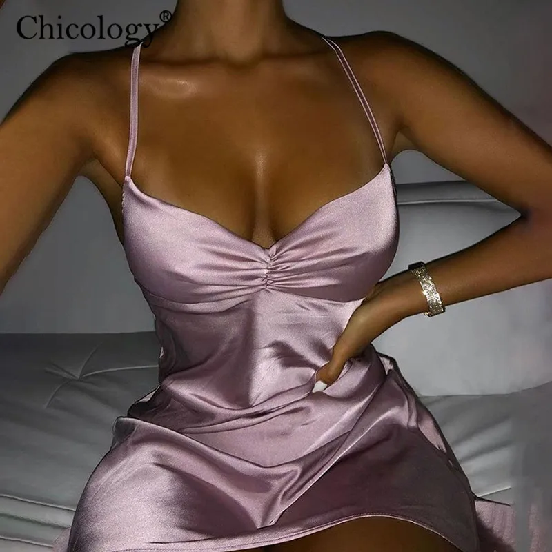 Женское атласное шелковое мини платье Chicology облегающее и расклешенное Клубное на