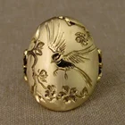 Кольцо женское золотистого цвета с выгравированным цветком и птицами